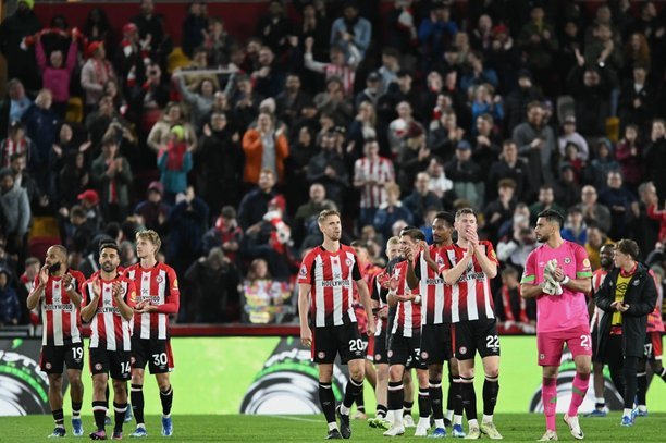 赢下布伦特福德后，曼联球迷集体挽留卡塞米罗“再来一年”