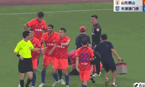 津味怒吼直播中，裁判判罚引风波