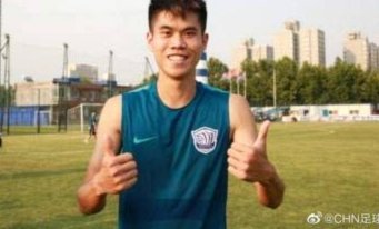 实力在线！中乙山西队前锋帕尔曼江对方半场完成吊射破门