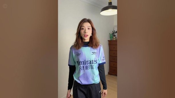 一球迷身穿阿森纳球衣被嘲讽，之后他又掏出里面的巴黎球衣
