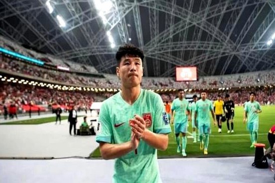 武磊迎来国家队百场纪念仪式 全队列队致敬