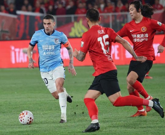 杨铭锐造点，斯坦丘冷静破门！英博抢得关键先机1-0